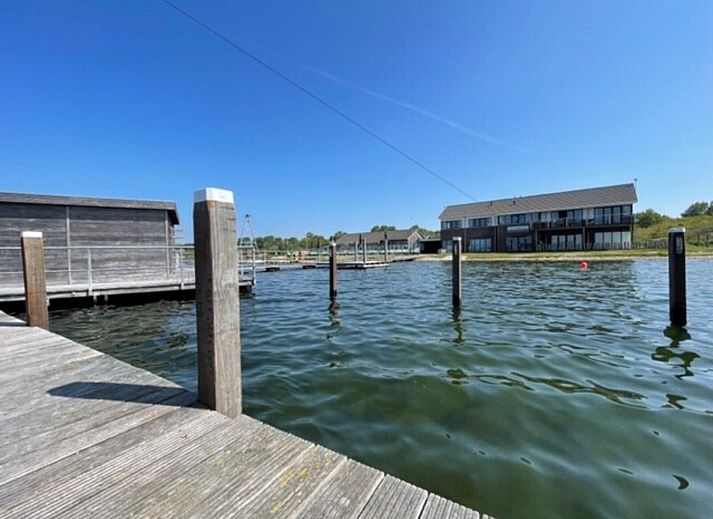 Lichte woonkamer in Penthouse 4a Schotsman Watersport, Kamperland, met panoramisch uitzicht op het water.
