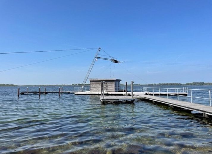 Lichte woonkamer in Penthouse 4a Schotsman Watersport, Kamperland, met panoramisch uitzicht op het water.