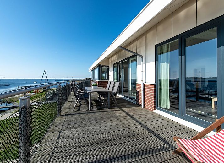 Comfortabele zithoek met uitzicht op het meer in Penthouse 4a Schotsman Watersport, Kamperland.