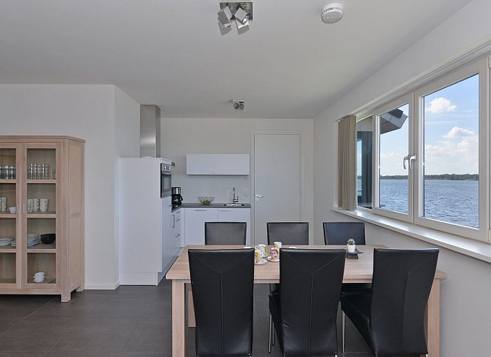 Comfortabele zithoek met uitzicht op het meer in Penthouse 4a Schotsman Watersport, Kamperland.