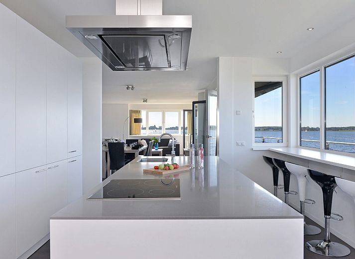 Moderne entree van Penthouse 4a Schotsman Watersport, gelegen in Kamperland, Zeeland.