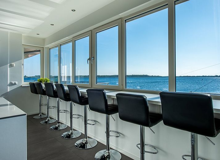 Moderne entree van Penthouse 4a Schotsman Watersport, gelegen in Kamperland, Zeeland.