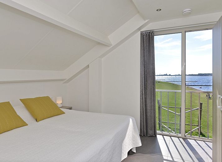 Moderne entree van Penthouse 4a Schotsman Watersport, gelegen in Kamperland, Zeeland.