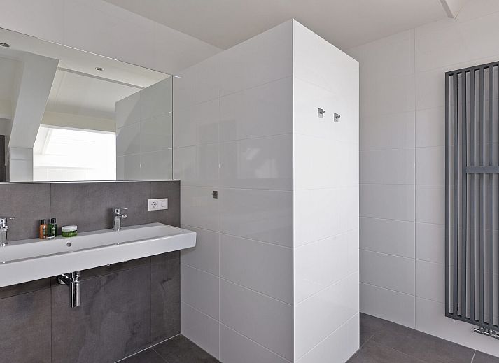 Moderne entree van Penthouse 4a Schotsman Watersport, gelegen in Kamperland, Zeeland.