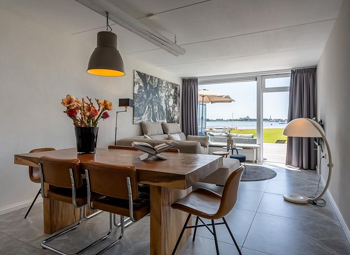 Sitzecke im Ferienhaus Havenweg 8, Kamperland, mit Blick auf das Wasser in Zeeland.