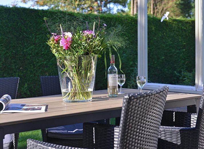 Sonniger Garten mit Terrasse und Sonnenschirm im Ferienhaus Saturnuslaan 14 Rancho Grande in Kamperland, Noord-Beveland, Zeeland.