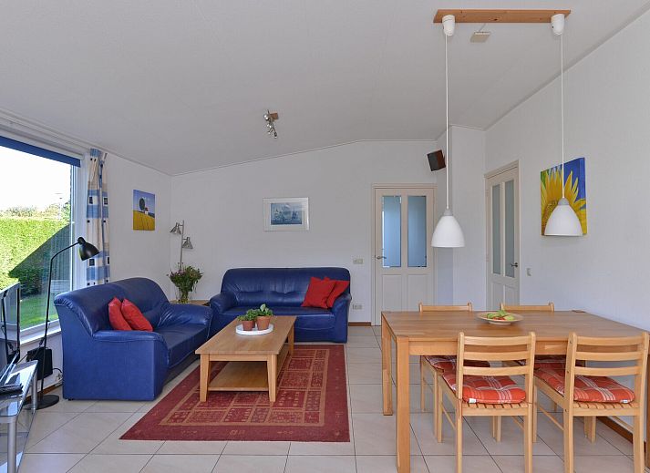 Sonniger Garten mit Terrasse und Sonnenschirm im Ferienhaus Saturnuslaan 14 Rancho Grande in Kamperland, Noord-Beveland, Zeeland.