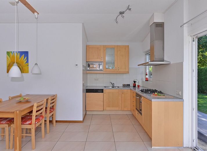 Gemuetliche Terrasse mit Blumen und Wein in der Saturnuslaan 14 Rancho Grande in Kamperland, ideal fuer entspannte Abende.