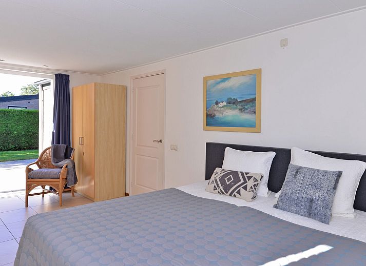 Gemuetliche Terrasse mit Blumen und Wein in der Saturnuslaan 14 Rancho Grande in Kamperland, ideal fuer entspannte Abende.