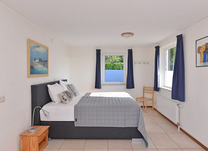 Gemuetliche Terrasse mit Blumen und Wein in der Saturnuslaan 14 Rancho Grande in Kamperland, ideal fuer entspannte Abende.