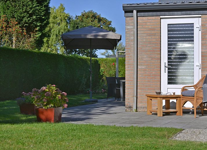 Moderner Aussenbereich mit Glasschiebetuer im Ferienhaus Saturn Avenue 14 Rancho Grande in Kamperland, Nord-Beveland.