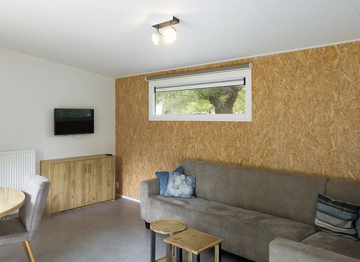 RP4 Wellness-Chalet in Kamperland, Noord-Beveland, umgeben von gruener Natur und ausgestattet mit einer einladenden Terrasse zur Entspannung.