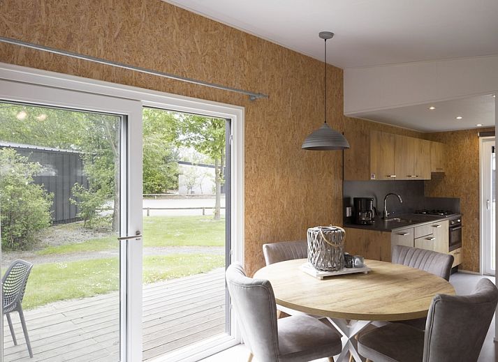 RP4 Wellness-Chalet in Kamperland, Noord-Beveland, umgeben von gruener Natur und ausgestattet mit einer einladenden Terrasse zur Entspannung.