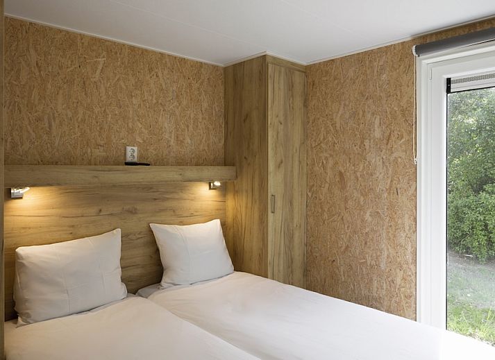 RP4 Wellness-Chalet in Kamperland, Noord-Beveland, umgeben von gruener Natur und ausgestattet mit einer einladenden Terrasse zur Entspannung.