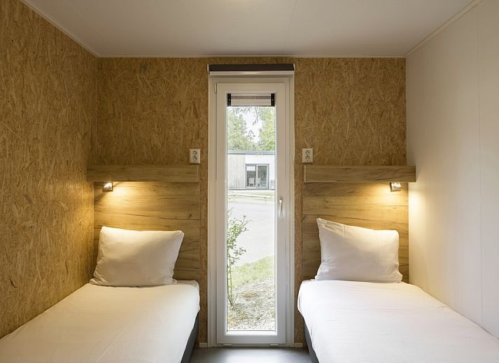 RP4 Wellness-Chalet in Kamperland, Noord-Beveland, umgeben von gruener Natur und ausgestattet mit einer einladenden Terrasse zur Entspannung.