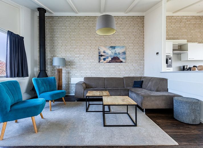 Modernes Badezimmer im BD Comfort Bungalow, Kamperland, Noord-Beveland, Zeeland mit geraeumiger Badewanne und stilvollem Waschbecken.