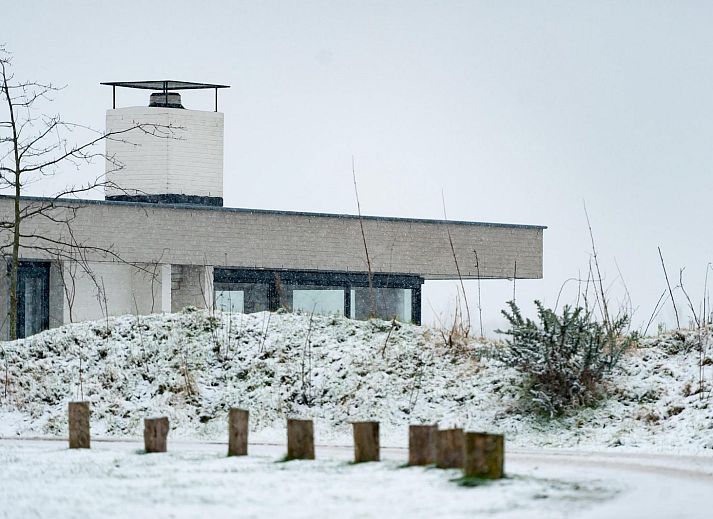 Esszimmer in Duinvallei 43, Ferienhaus in Kamperland, Noord-Beveland, mit Blick auf die gruene Natur.