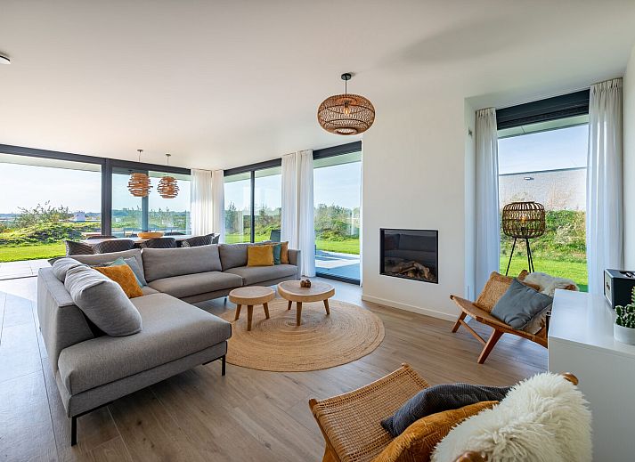 Esszimmer in Duinvallei 43, Ferienhaus in Kamperland, Noord-Beveland, mit Blick auf die gruene Natur.