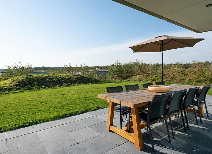 Winteransicht von Duinvallei 43, Bungalow in De Groote Duynen, Kamperland, umgeben von Schnee.