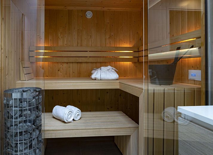 Winteransicht von Duinvallei 43, Bungalow in De Groote Duynen, Kamperland, umgeben von Schnee.