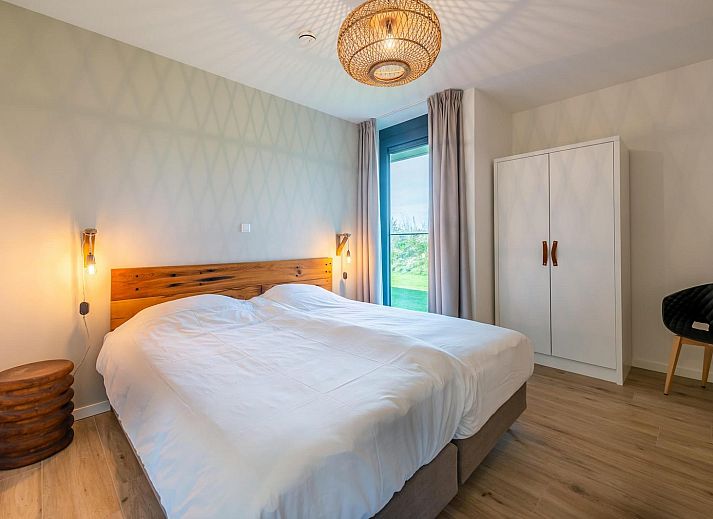 Gemuetliches Wohnzimmer in Duinvallei 43, Ferienhaus in Kamperland, mit viel Licht und Blick in den Garten.