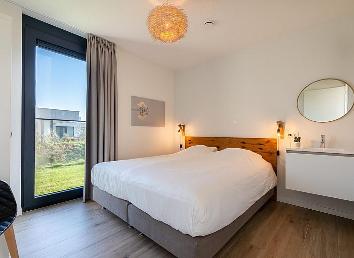 Gemuetliches Wohnzimmer in Duinvallei 43, Ferienhaus in Kamperland, mit viel Licht und Blick in den Garten.