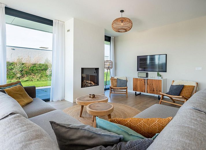 Gemuetliches Wohnzimmer in Duinvallei 43, Ferienhaus in Kamperland, mit viel Licht und Blick in den Garten.