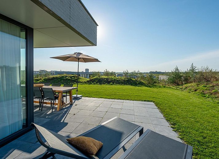 Natuerliche Umgebung um Duinvallei 43, Bungalow in Kamperland, mit schottischem Highlander im Schnee.