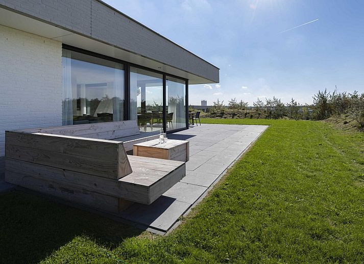 Gruppe schottischer Highlander in der verschneiten Landschaft um Duinvallei 43, Kamperland, Nord-Beveland.