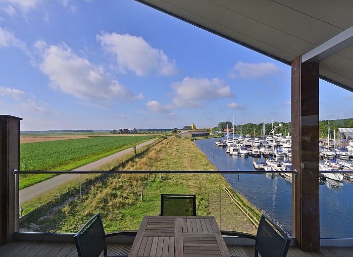 Geniessen Sie die Aussicht auf den Yachthafen von der Veranda des Ferienhauses Uithaven 10f in Kamperland, Zeeland.