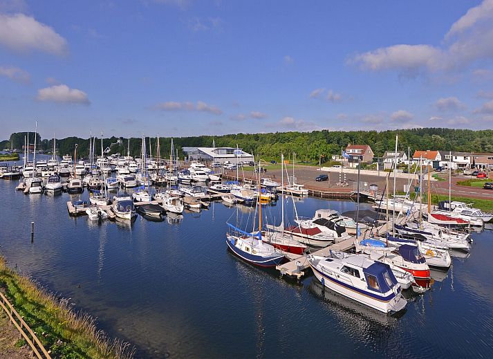 Geniessen Sie die Aussicht auf den Yachthafen von der Veranda des Ferienhauses Uithaven 10f in Kamperland, Zeeland.
