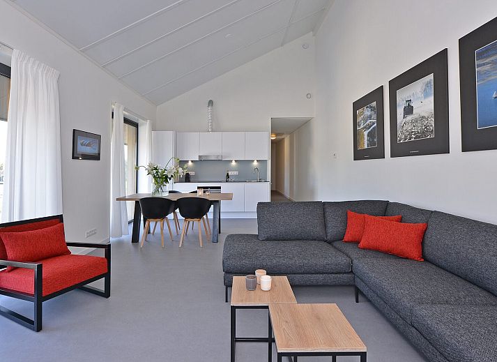 Geniessen Sie die Aussicht auf den Yachthafen von der Veranda des Ferienhauses Uithaven 10f in Kamperland, Zeeland.