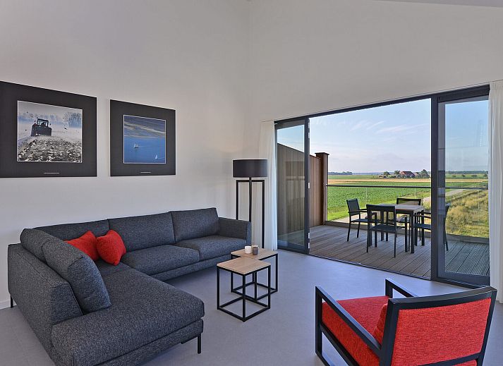 Luxusyachten im Hafen von Uithaven 10f, d'Ouwe Haven, Ferienhaus in Kamperland, Noord-Beveland, Zeeland.