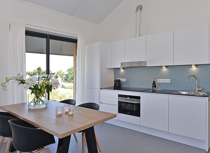 Luxusyachten im Hafen von Uithaven 10f, d'Ouwe Haven, Ferienhaus in Kamperland, Noord-Beveland, Zeeland.