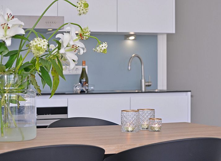 Luxusyachten im Hafen von Uithaven 10f, d'Ouwe Haven, Ferienhaus in Kamperland, Noord-Beveland, Zeeland.