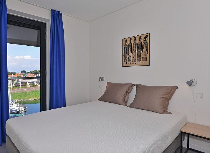 Luxusyachten im Hafen von Uithaven 10f, d'Ouwe Haven, Ferienhaus in Kamperland, Noord-Beveland, Zeeland.