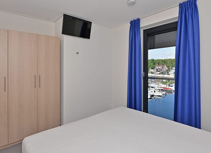 Schoene Aussicht auf die Landschaft und den Hafen von der Terrasse des Ferienhauses Uithaven 10f in Kamperland, Zeeland.