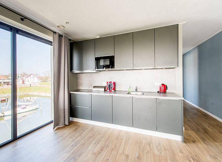 Uithaven 10c | d'Ouwe Haven vakantiehuis omringd door boten in Kamperland, Noord-Beveland, Zeeland.