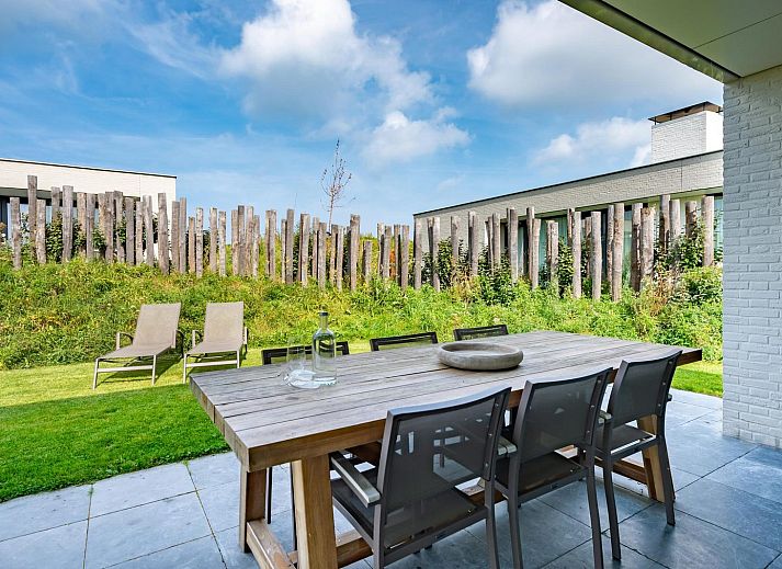 Modernes Wohnzimmer von Duinvallei 19 in De Groote Duynen, Kamperland, mit bequemen Sofas