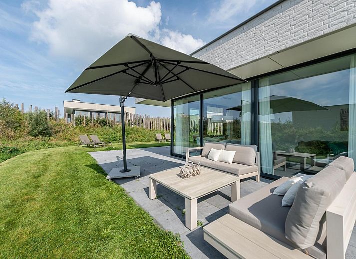 Modernes Wohnzimmer von Duinvallei 19 in De Groote Duynen, Kamperland, mit bequemen Sofas