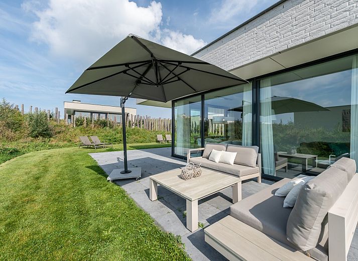 Modernes Wohnzimmer von Duinvallei 19 in De Groote Duynen, Kamperland, mit bequemen Sofas