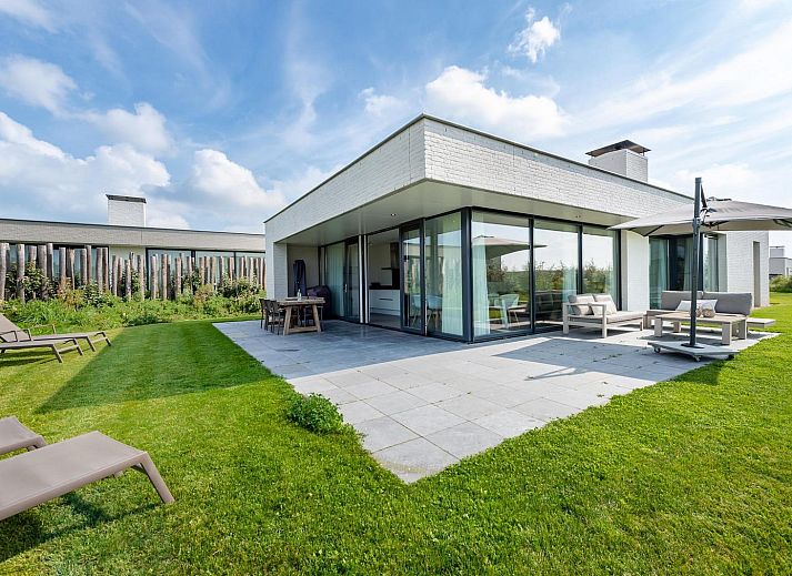 Modernes Wohnzimmer von Duinvallei 19 in De Groote Duynen, Kamperland, mit bequemen Sofas