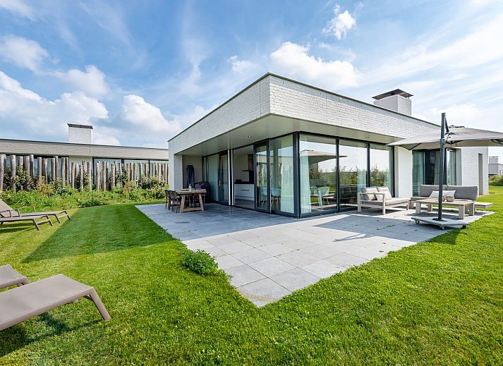 Modernes Wohnzimmer von Duinvallei 19 in De Groote Duynen, Kamperland, mit bequemen Sofas