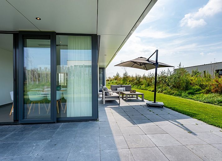 Gemuetliche Terrasse des Ferienhauses Duinvallei 19 in Kamperland mit Esstisch und Liegestuehlen aus Holz