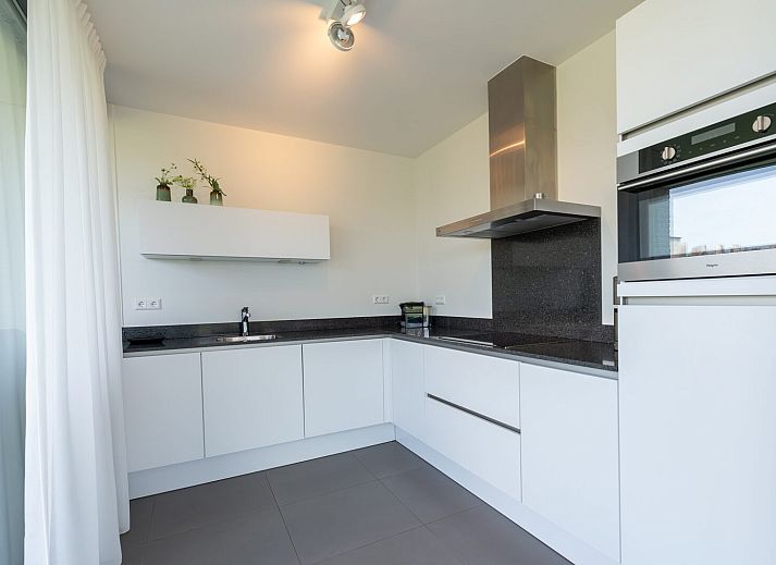 Gemuetliche Terrasse des Ferienhauses Duinvallei 19 in Kamperland mit Esstisch und Liegestuehlen aus Holz