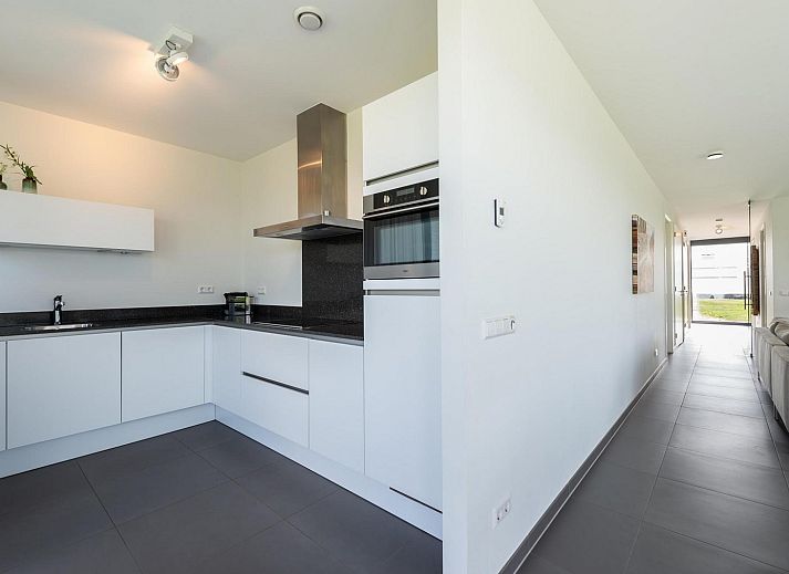 Geraeumiger Aussenbereich der Duinvallei 19 in De Groote Duynen, Kamperland, mit bequemen Baenken