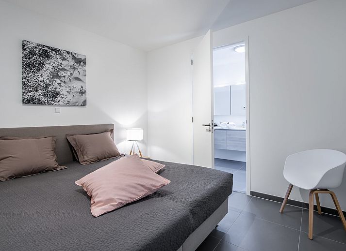 Stilvolles Aeusseres des Bungalows Duinvallei 19 in Kamperland, Zeeland mit gruener Umgebung