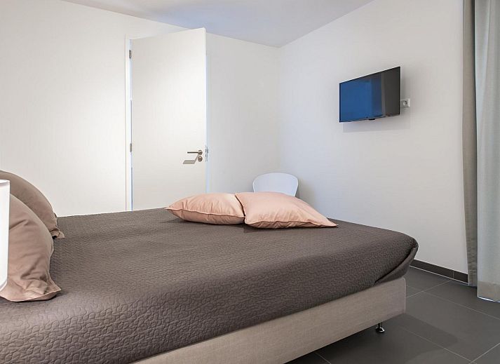 Stilvolles Aeusseres des Bungalows Duinvallei 19 in Kamperland, Zeeland mit gruener Umgebung