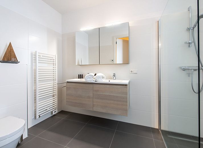 Stilvolles Aeusseres des Bungalows Duinvallei 19 in Kamperland, Zeeland mit gruener Umgebung