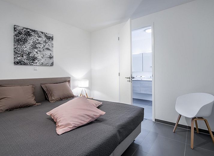 Stilvolles Aeusseres des Bungalows Duinvallei 19 in Kamperland, Zeeland mit gruener Umgebung